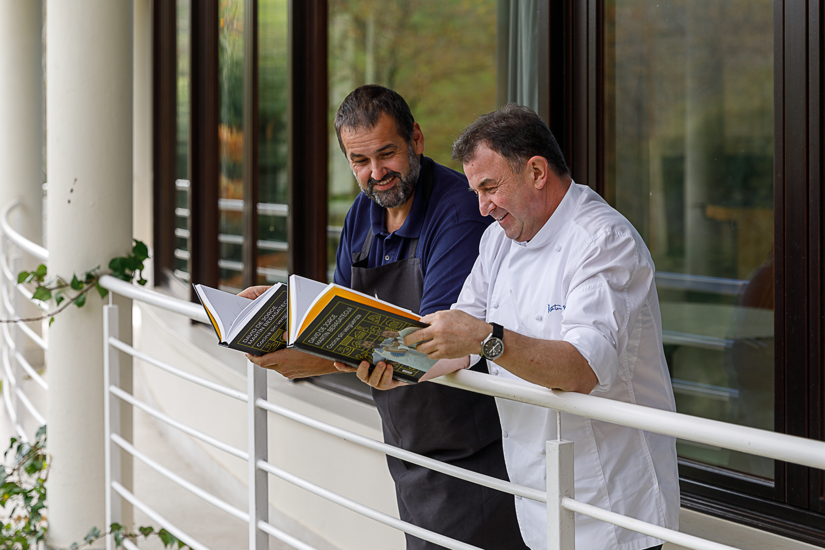 Presentador en set de televisión